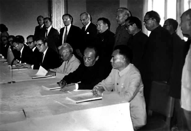 1982年11月，中瑞合资企业华瑞制药在京签约.jpg